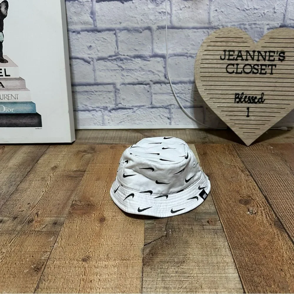 infant Nike bucket hat Adjustable strap